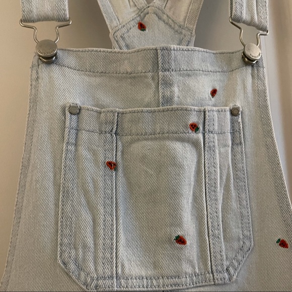 shorts overalls with tiny strawberry embroidery - Picture 3 of 5